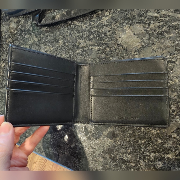 Michael Kors Mens Bifold Signature Logo Wallet - Picture 3 of 5